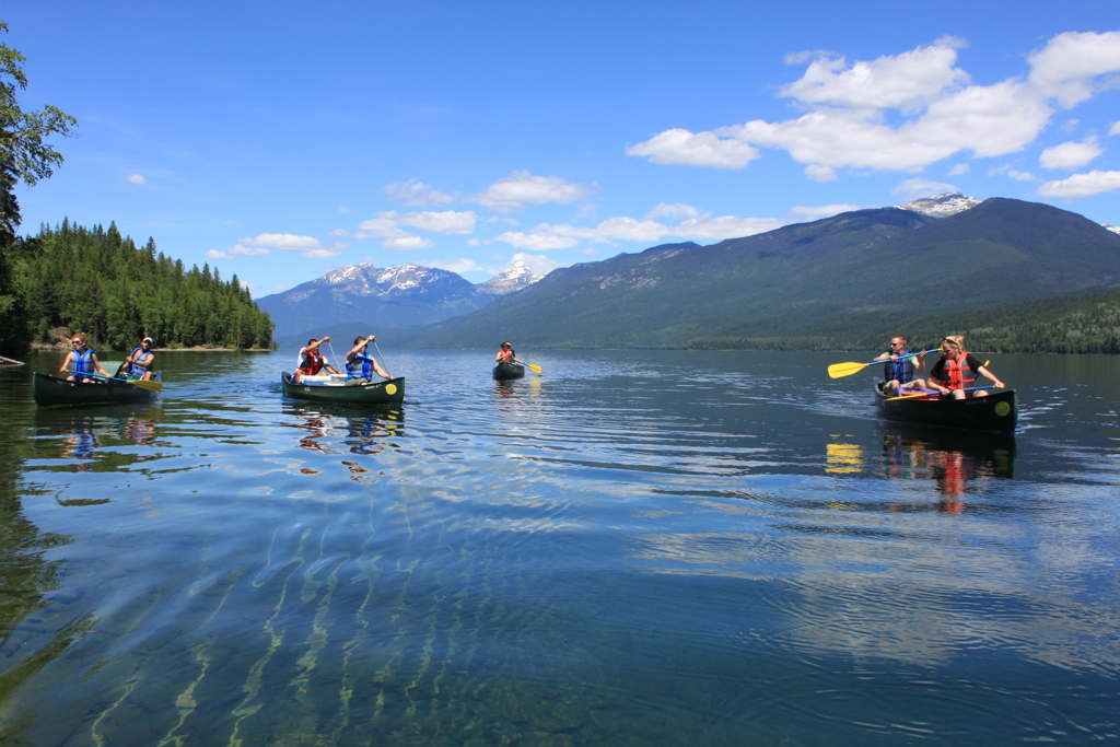 Kanovaren op een bergmeer in de Canadese Rockies tijdens familiereis Canada West.