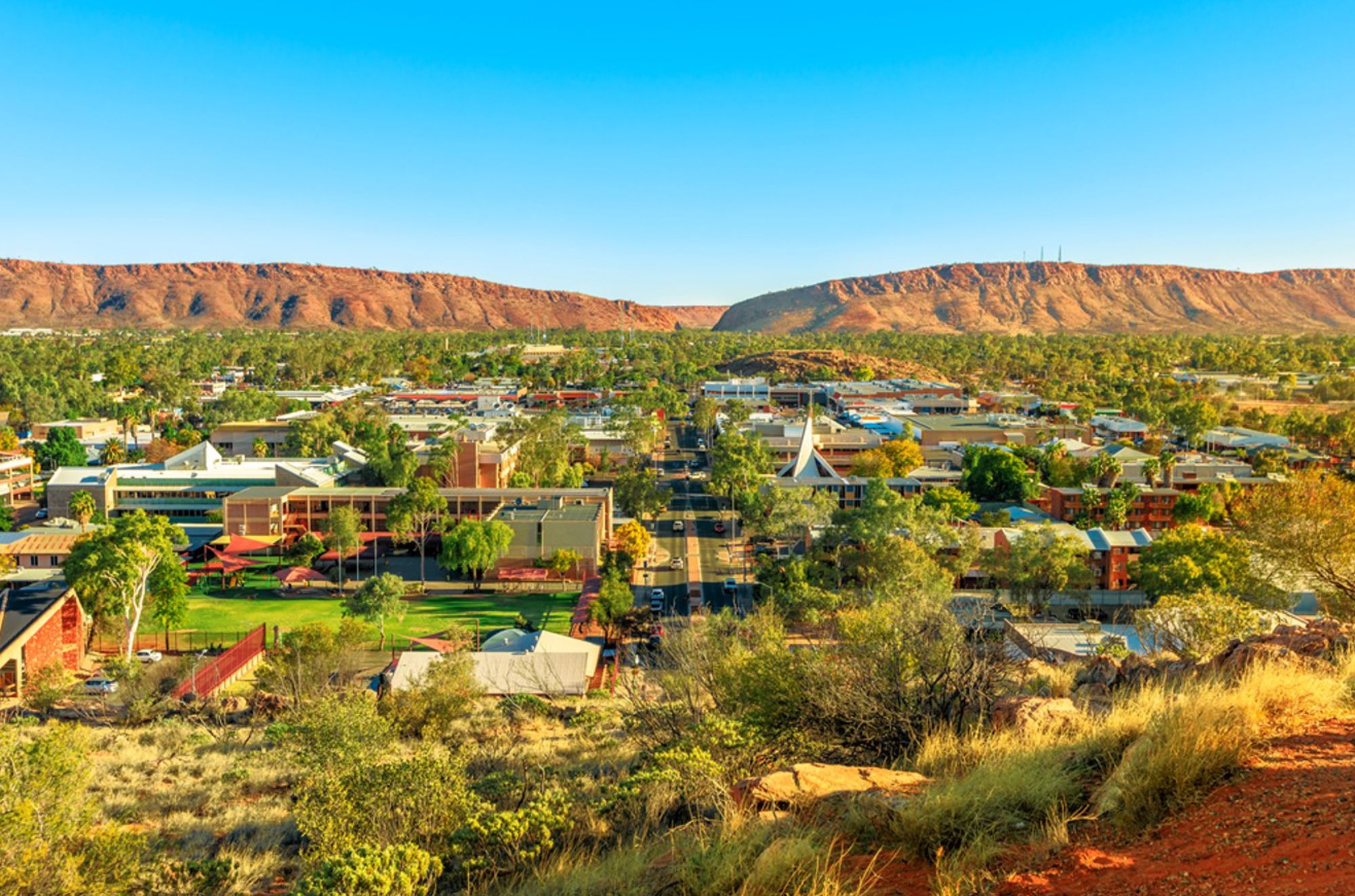Uitzicht over Alice Springs met de MacDonnell Ranges op de achtergrond, Australië.
