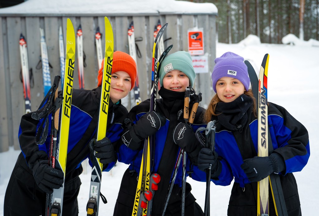 Kinderen met langlaufski’s en skistokken in de sneeuw tijdens Familiereis Lapland Winter.