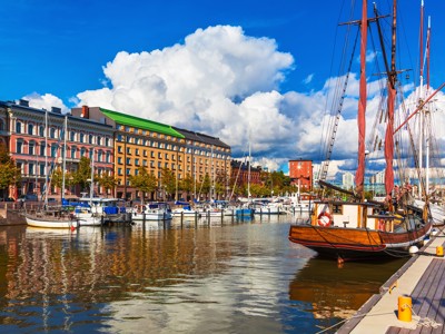 Haven van Helsinki met zeilboten en kleurrijke gevels aan de kade, vertrekpunt voor de reis naar Spitsbergen.