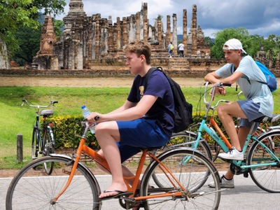 Fietstocht langs de tempelruïnes van Sukhothai Historical Park in Thailand.