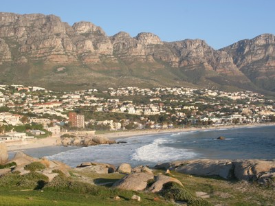 Uitzicht op Camps Bay in Kaapstad met de Tafelberg en de Atlantische kustlijn op de route Victoria Falls - Kaapstad.