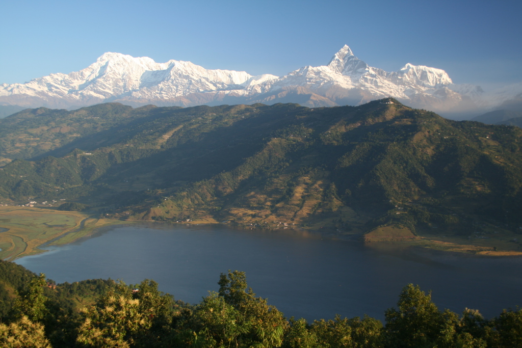 Panorama van het Phewa-meer bij Pokhara met de besneeuwde Himalaya op de achtergrond, Nepal.