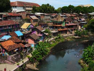 Kleurrijke huizen langs een rivier op Java tijdens de route Java, Bali, Lombok & Gili Air.
