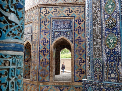 Blauw betegelde toegangspoort met islamitische patronen langs de Route Zijderoute.
