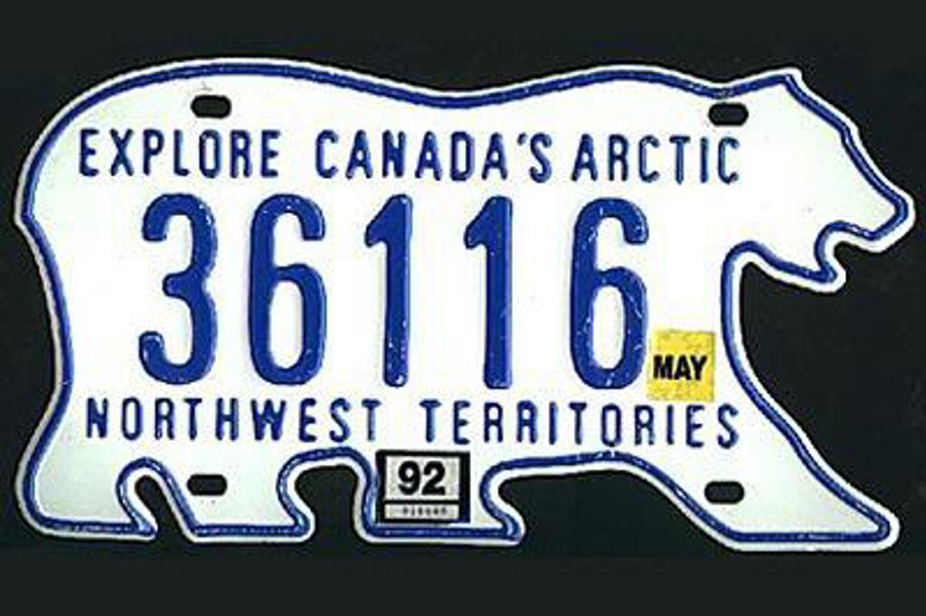 Bord met tekst “Explore Canada’s Arctic 2611C”.