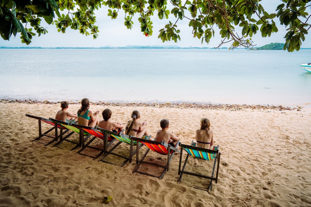 Kinderen ontspannen op strandstoelen aan zee tijdens Familiereis Thailand Chill & Adventure.