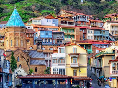 Kleurrijke oude binnenstad van Tbilisi met traditionele huizen en kerk met blauwe koepel, Georgië.