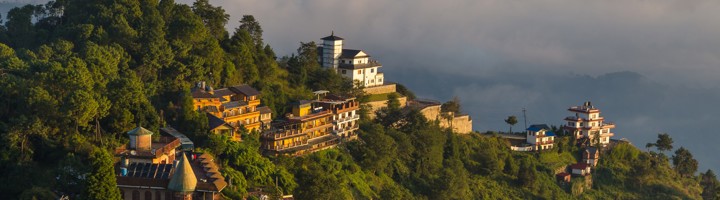Uitzicht op Nagarkot met heuveldorp en lodges boven de wolken, Nepal.