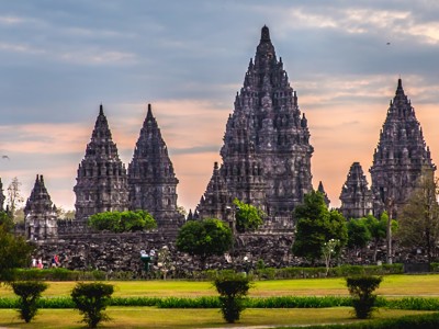 Prambanan-tempelcomplex op Java bij zonsondergang, met hoge hindoeïstische tempeltorens.