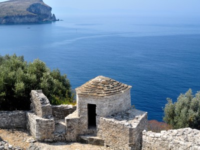 Uitzicht op de Ionische Zee vanaf de ruïnes van het kasteel van Ali Pasha bij Porto Palermo, Albanië.