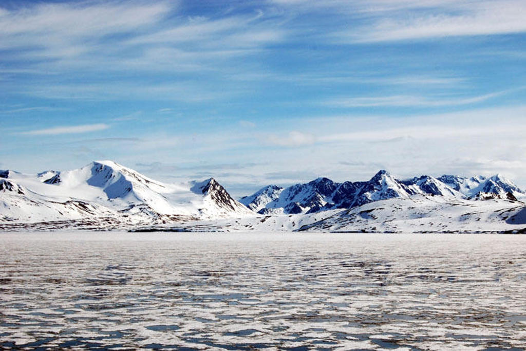 Besneeuwde bergen en drijvend zee-ijs bij Spitsbergen tijdens een groepsrondreis van 8, 11 of 15 dagen.