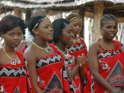 Swazi vrouwen in traditionele kleding tijdens een culturele ontmoeting in Eswatini.
