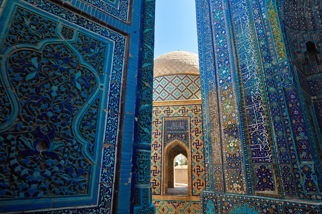 Blauwe mozaïektegels en poort van een madrassa in Samarkand, Oezbekistan, tijdens groepsrondreis.