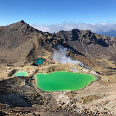 Groene kratermeren en dampende vulkaanlandschap in Tongariro National Park, Nieuw-Zeeland.
