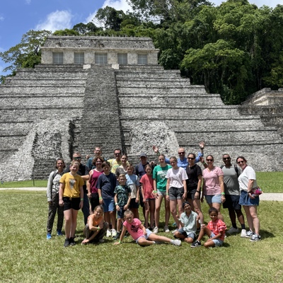 Groep reizigers bij een piramide in de jungle tijdens een familiereis Mexico.