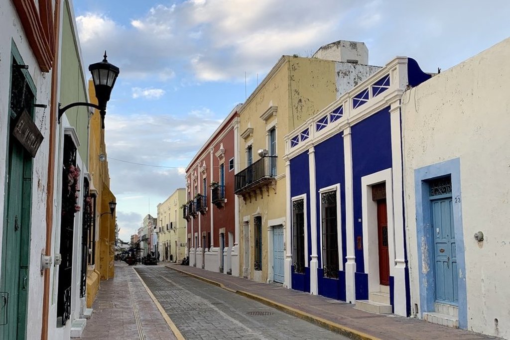 Straatbeeld in Mexico met lantaarnpaal en vlaggen aan kabels tijdens een 22-35ers reis.