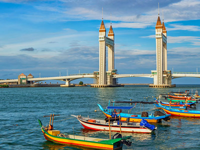 Kleurrijke vissersboten bij de ophaalbrug van Kuala Terengganu in Maleisië.