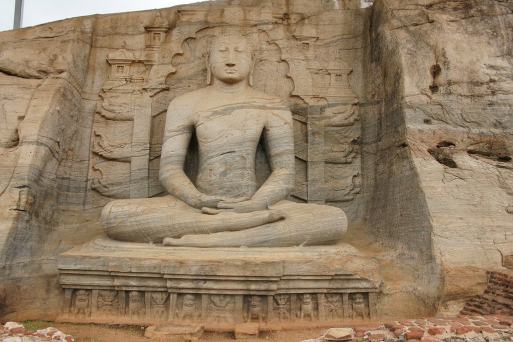 Zittend Boeddhabeeld uitgehouwen in de rotswand van Sigiriya, Sri Lanka.
