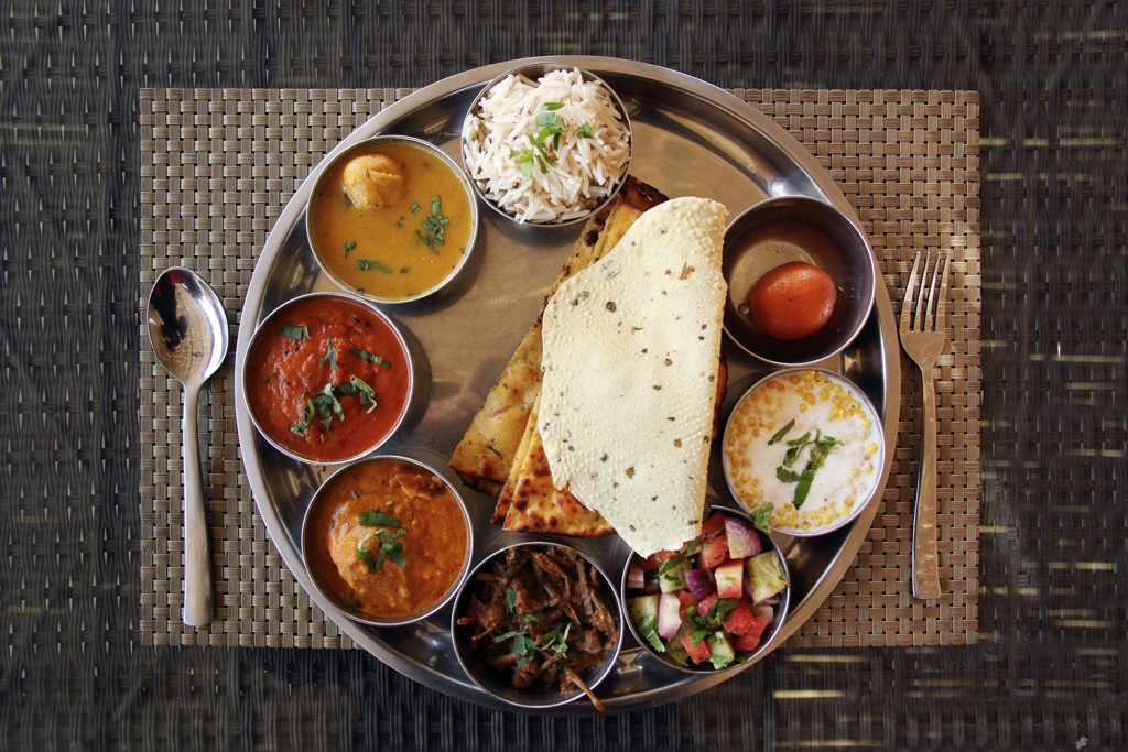 Indiaas thali-menu met curry’s, rijst, naan, salade en dessert tijdens groepsrondreis Noord-India en Nepal.