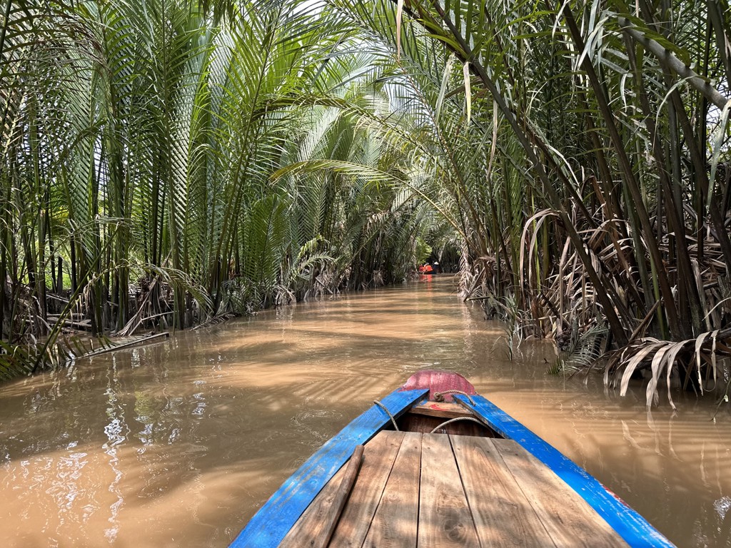Boottocht door smalle palmkanalen in de Mekongdelta tijdens een 22-35ers reis Vietnam.