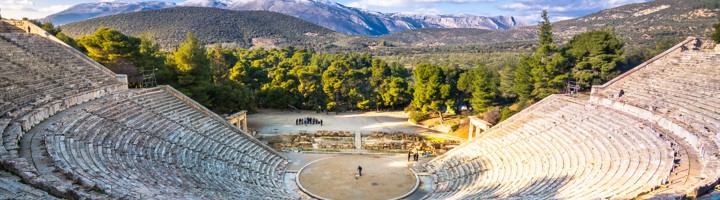 Panoramisch uitzicht op het Epidaurus Theater in Griekenland, met de stenen tribunes en het ronde podium.
