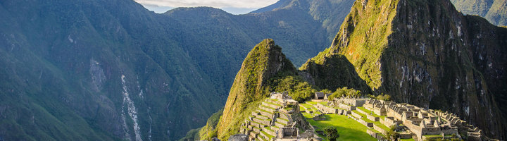 Machu Picchu in Peru met terrassen en ruïnes tussen groene bergen.