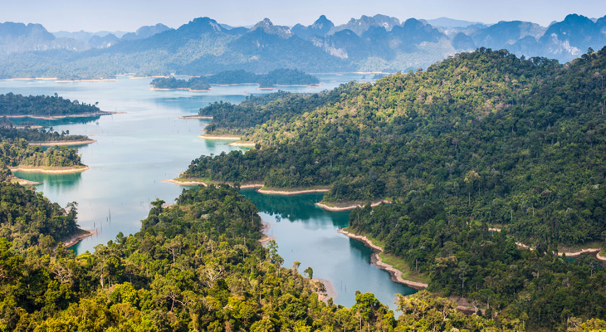 Uitzicht op Cheow Lan Lake met groene kalksteenbergen en jungle in Khao Sok National Park, Thailand.