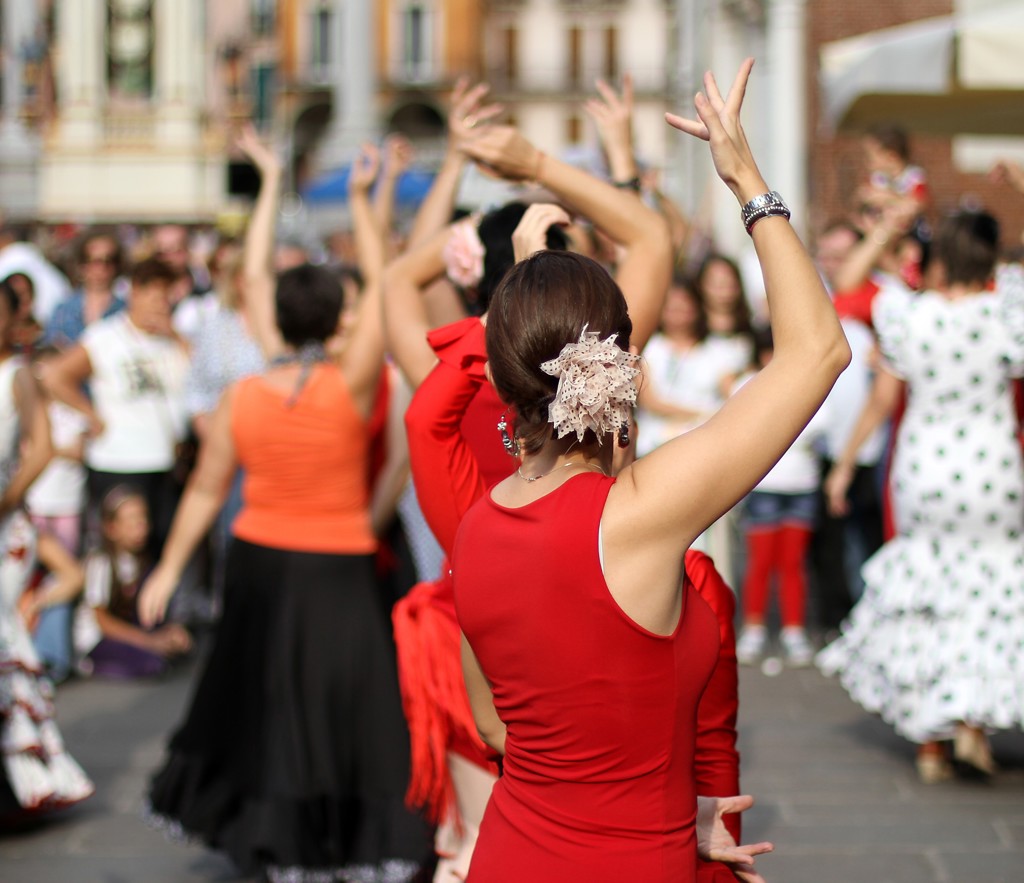 Flamencodansers tijdens een straatoptreden in Andalusië, Spanje.