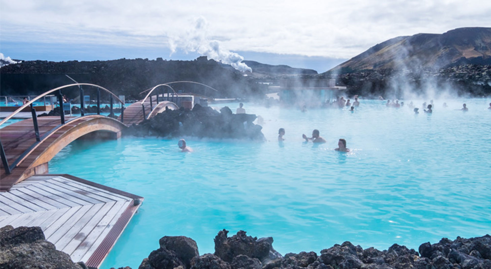 Bezoekers ontspannen in de Blue Lagoon, een geothermisch warmwaterbad in IJsland.