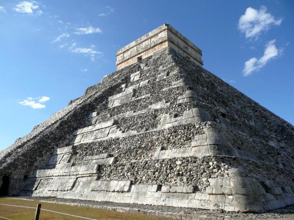 Maya-piramide in de jungle van Mexico tijdens een familiereis, met blauwe lucht op de achtergrond.
