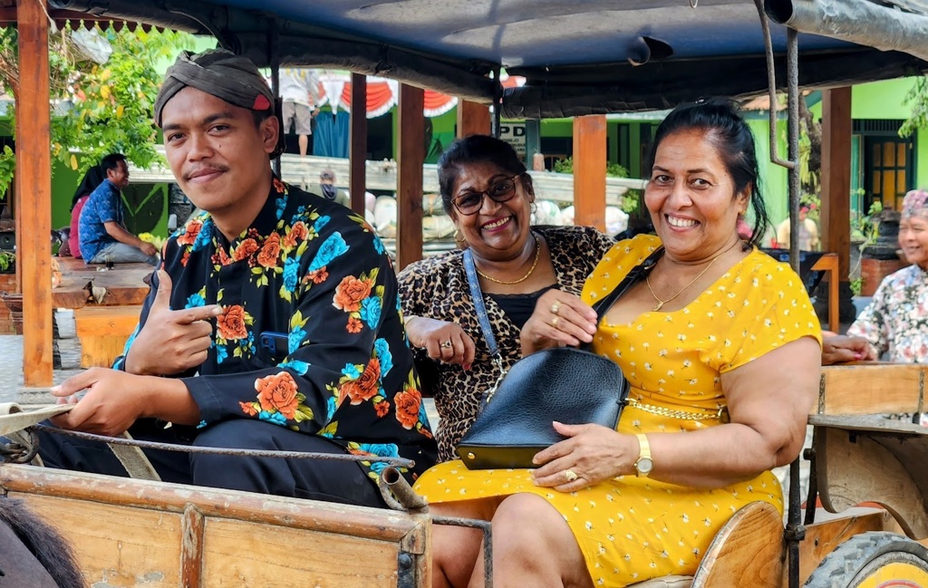 Reizigers in een traditionele becak met lokale chauffeur tijdens groepsrondreis Java en Bali, Indonesië.