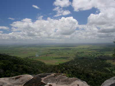 Panoramisch uitzicht over de groene vlakte in Zambia, Malawi en Tanzania onder een blauwe lucht met wolken.