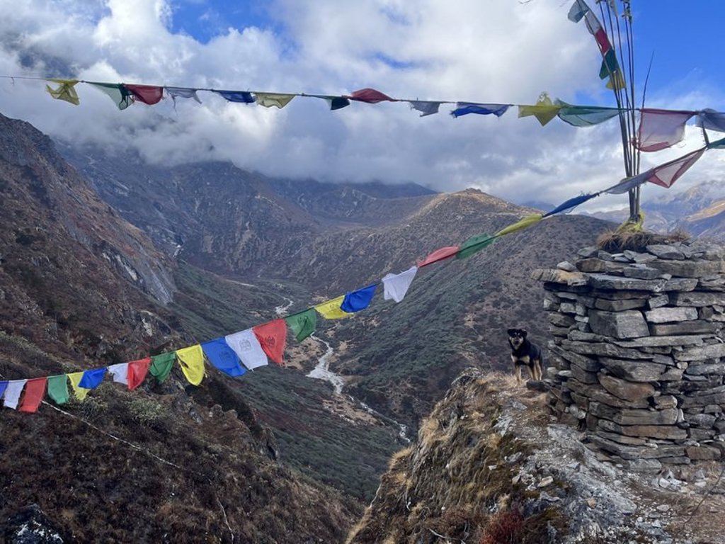 Gebedsvlaggen wapperen in de Himalaya tijdens de Nepal Everest-trektocht.