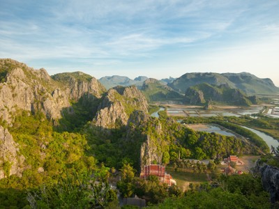 Uitzicht op het Sam Roi Yot Nationaal Park met kalksteenbergen en een tempel, Thailand.