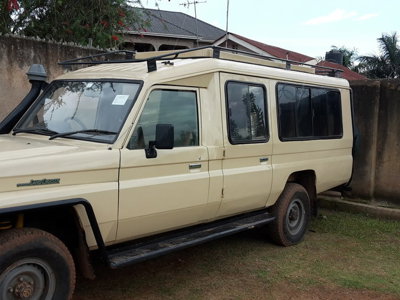 Safari-landcruiser als vervoermiddel voor rondreizen in Kenia en Tanzania.