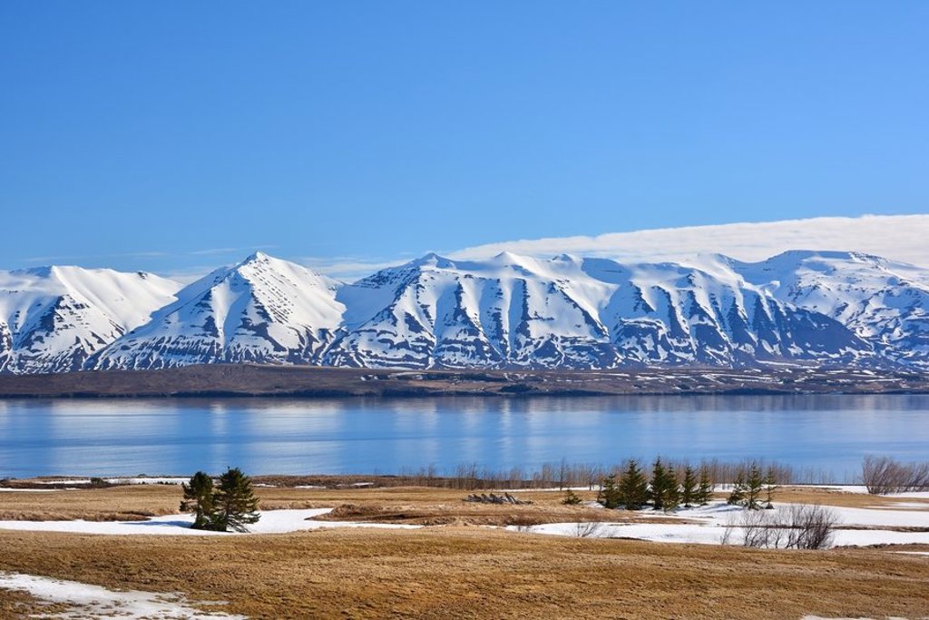Groepsrondreis Noord-IJsland: landschap met bergen en groen dal onder een bewolkte lucht.