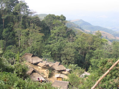 Dorp met rieten huisjes in de groene bergen van Laos, route Laos & Cambodja.