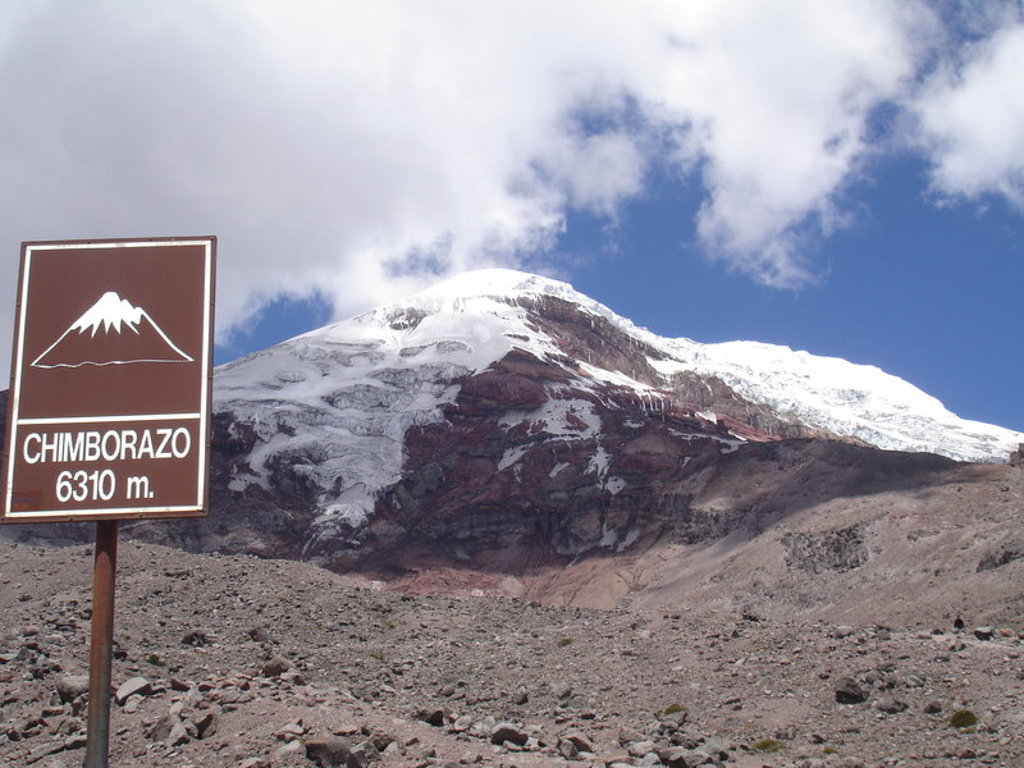 Bord met “Chimborazo 6310 m” voor de besneeuwde Chimborazo-vulkaan in Ecuador.