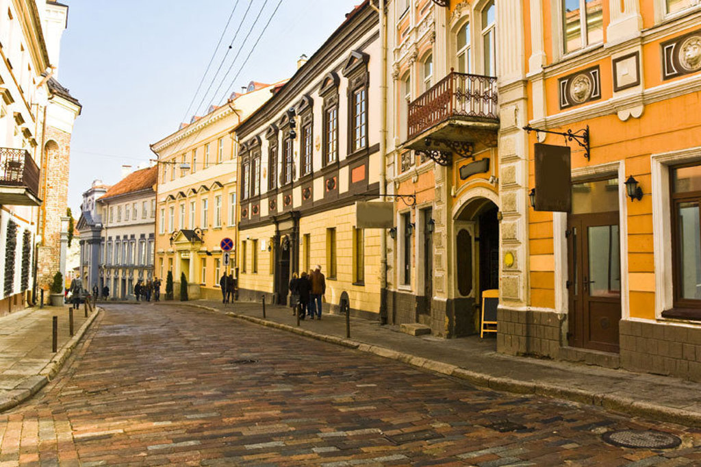 Historische straat met kleurrijke gevels in de Baltische staten tijdens een groepsrondreis Estland, Letland en Litouwen.
