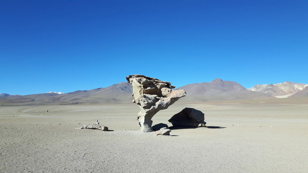 Rotsformatie Árbol de Piedra in de Siloli-woestijn, Bolivia, tijdens groepsrondreis Bolivia en Chili.