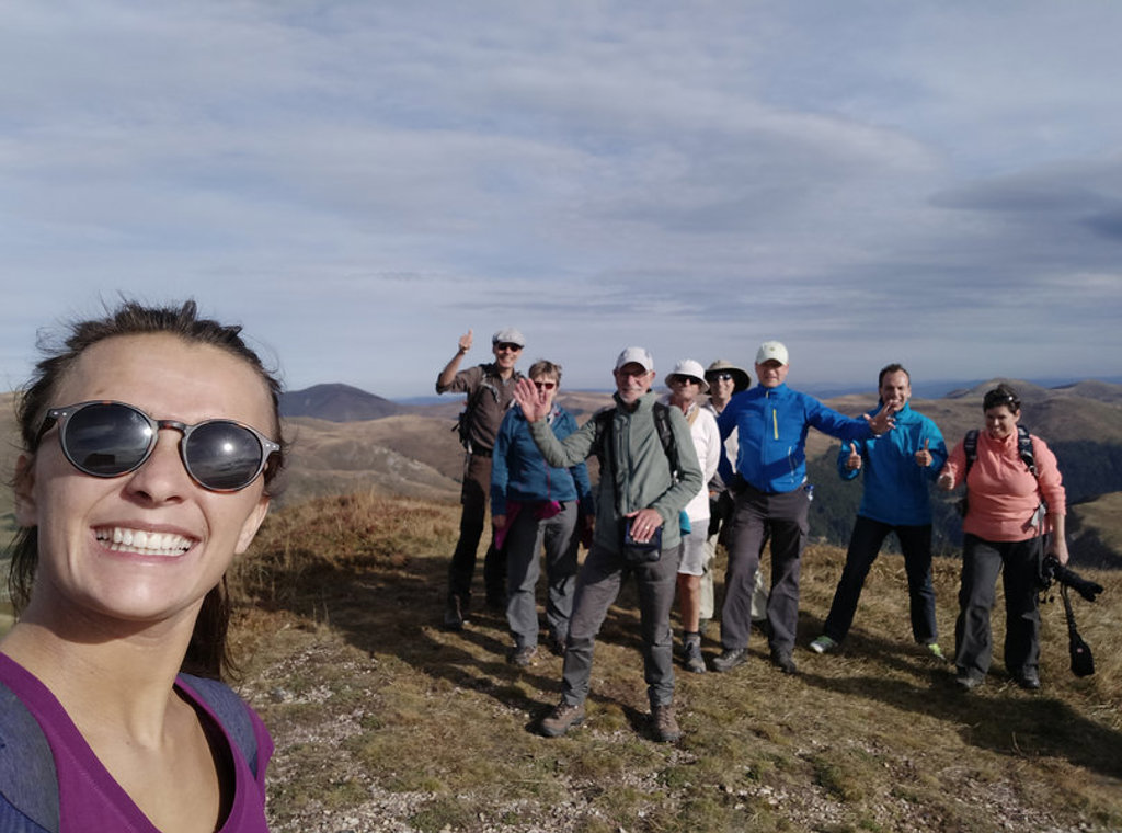 Groep wandelaars maakt een selfie op een bergkam tijdens de groepsrondreis Balkan.