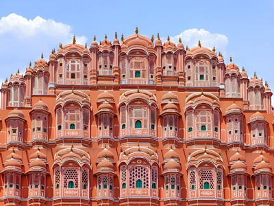 Hawa Mahal (Paleis der Winden) in Jaipur, India, met roze gevel en vele ramen.