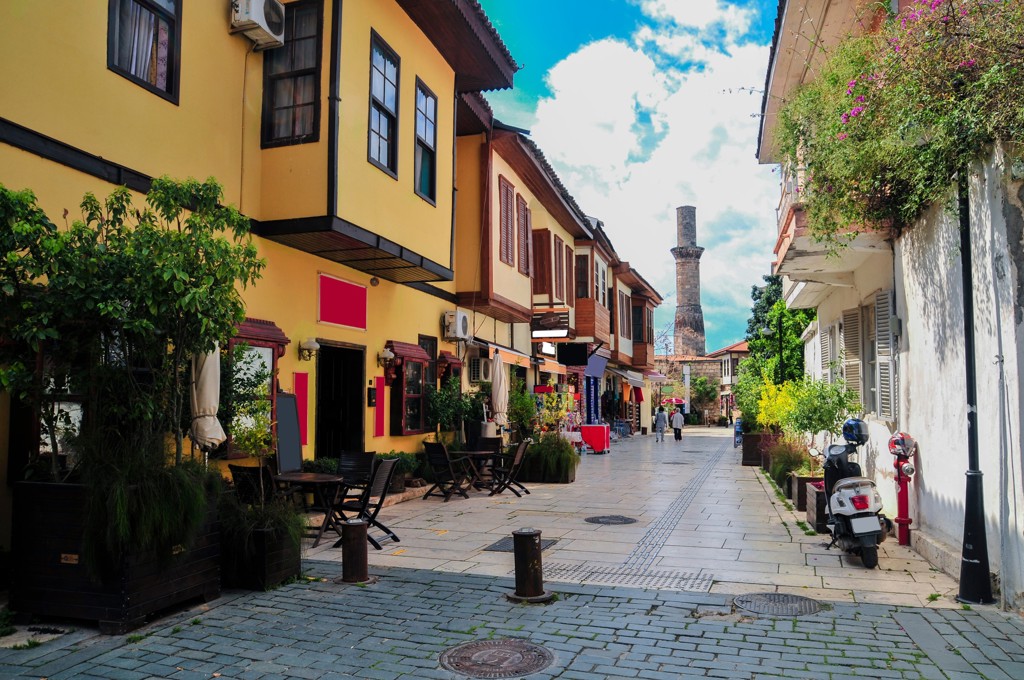 Gezellige straat met Ottomaanse huizen en minaret in Antalya, Turkije.