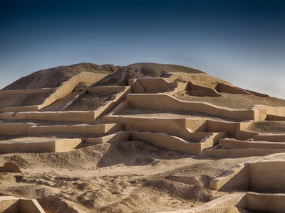 Terrassen en trappen van de archeologische site Huaca Pucllana in Lima, Peru.