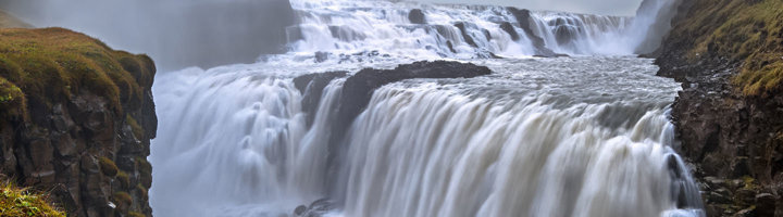 Gullfoss-waterval in IJsland, met krachtige waterstromen die in een diepe kloof storten.
