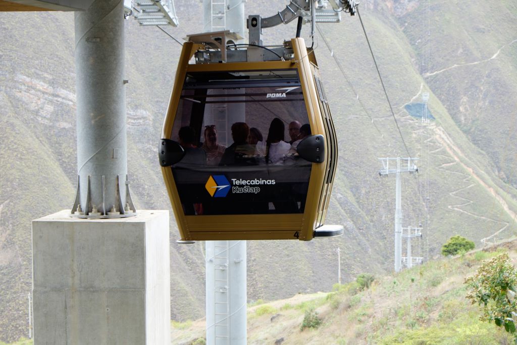Kabelbaan Telecabinas Kuélap met reizigers boven de bergen in Noord-Peru.