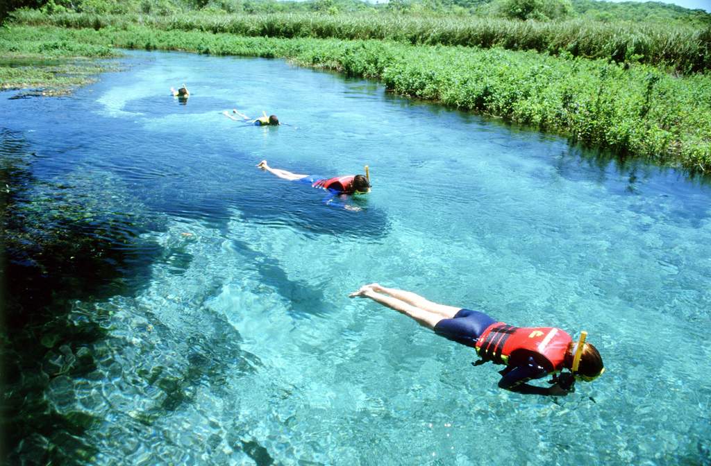 Snorkelen in een kristalheldere rivier tijdens familiereis Argentinië en Brazilië met Sawadee.