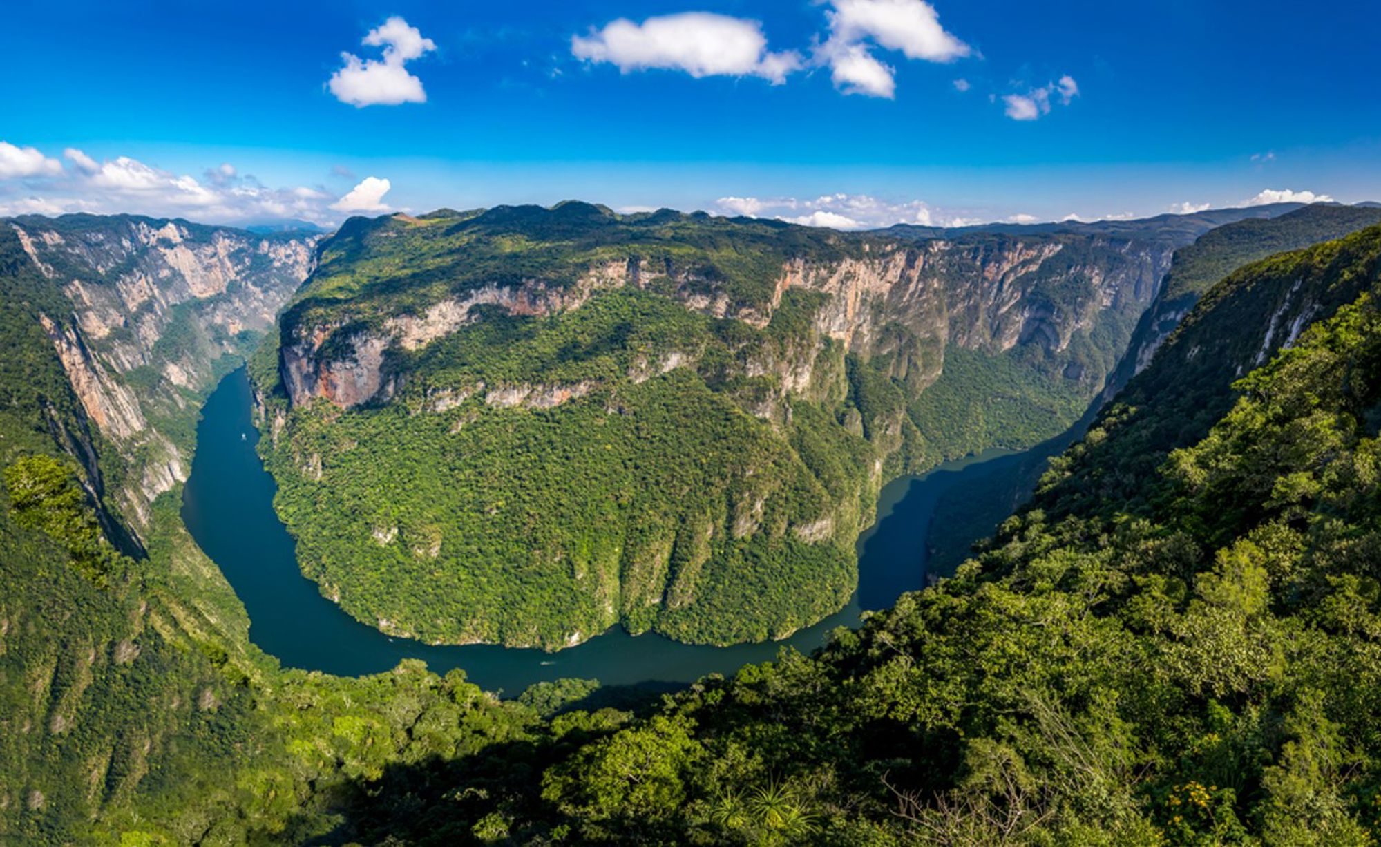 Uitzicht op de Sumidero-kloof met de Grijalva-rivier in Chiapas, Mexico.