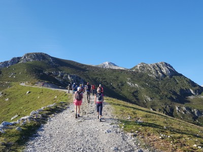 Wandelaars op bergpad in de Picos de Europa tijdens de 8-daagse wandelvakantie in Spanje.